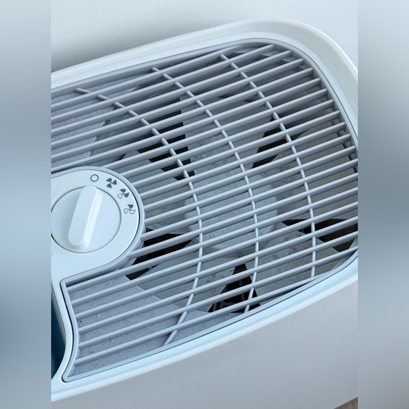 White and Blue Humidifier - Picture 4 of 4